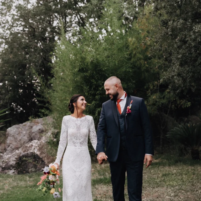 Un matrimonio dall'enorme impatto emotivo, proprio come piacciono a me, le lacrime di gioia, di timore e di felicità tutte assieme a sottolineare quanto le emozioni sono importanti e sincere rendono tutto più bello; adoro quando le coppie si lasciano trasportare dai loro sentimenti dando vita a qualcosa di inspiegabile a parole ma solo chi ha la fortuna di viverlo può capire, tanti amici, un grande gruppo che si è fatto sentire per tutta la giornata contribuendo a rendere speciale questo weekend... Ginevra (from #italy🇮🇹)& Madian (from #romania🇹🇩) si sono cambiati a due passi dalla location distribuendo la giornata per tutto il fine settimana senza mai fermarsi con i festeggiamenti trasmettendo la loro passione e il loro amore a tutti gli invitati... anche voi vi emozionate quando gli sposi si lasciano andare alla loro commozione 😍📸🥳?

#junebugweddings #radlovestories #authenticlovemagazine #luxurywedding #mywedding #couplegoals #engagement #weddinggoals #destinationweddingphotographer #destinationwedding #loveauthentic #realwedding #weddingreception #weddinggoals #bohowedding #bridebook #photobugcommunity #bohobride #weddingplanner #weddinginspo #dirtybootsandmessyhair #bridalstyle #bridaldress