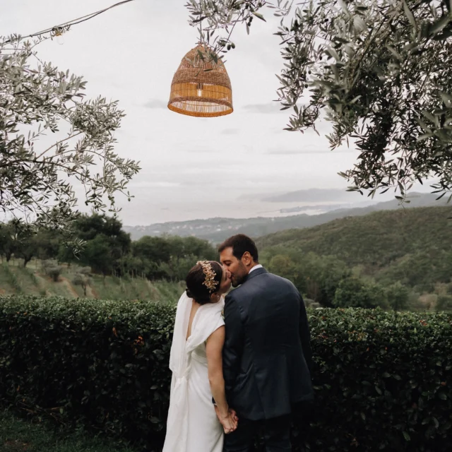 Sulle alture di #celleligure si trova una delle location più belle della riviera, Ganci Farm, personalizzabile e su più livelli in modo da dare ritmo e originalità a uno dei giorni più belli della propria vita, Irene & Marco (from #italy🇮🇹) hanno deciso di cambiarsi direttamente in loco con tutta la famiglia prima di convolare a nozze... Coi parenti arrivati dal #suditalia non vi racconto neanche che dolci pazzeschi hanno portato con loro scaldando l'atmosfera con folklore e divertimento nonostante la pioggia estiva caduta prima della cerimonia; festa infinita e babà per tutti... Anche voi credete che un pò di tradizione ci voglia sempre nel vostro matrimonio 📸😍🥳?

#junebugweddings #radlovestories #authenticlovemagazine #luxurywedding #mywedding #couplegoals #engagement #weddinggoals #destinationweddingphotographer #destinationwedding #loveauthentic #realwedding #weddingreception #weddinggoals #bohowedding #bridebook #photobugcommunity #bohobride #weddingplanner #weddinginspo #dirtybootsandmessyhair #bridalstyle #bridaldress